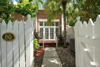 Banana Wind at Truman Annex - 2 Bed / 2.5-Bath Condo w/ Shared Pool & Parking - Bungalows