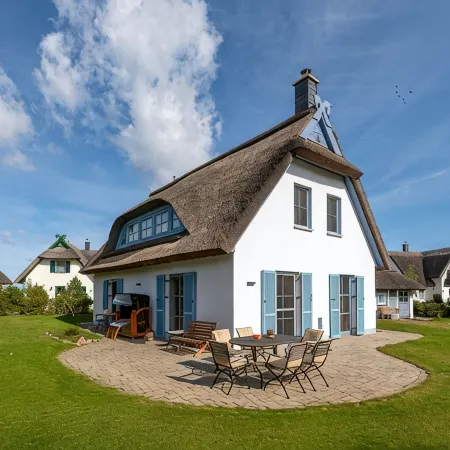 Charm & flair under thatch directly by the sea | Family-friendly