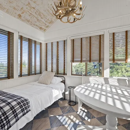 Spacious, Luxury, Picturesque "Mountain High Manor"- Ski Resort Town!