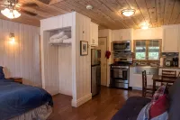 China Alley Cabin B: Cute & Cozy Cottage w/ Deck - 3-Star
