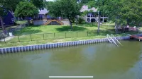 New Lakefront Home-Private Dock on Open Deep Water in Convenient Loc Cul de Sac - 民宿