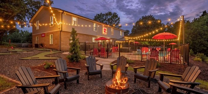 Sleeps 30! Themed Home w/ Pool, Hot Tub, Pond, Pickleball, Putt Putt, Arcades Hotels in Fallstown
