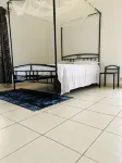 In Saly on the small coast house of 450 m2, with 5 bedrooms and private pool - balcony