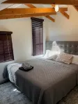 Modern Chalet, 2 Acre lot, HOT TUB and NEW OUTDOOR FIREPIT