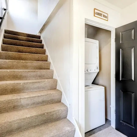 Stylish & Comfy Downtown Retreat: Queen Bed + Sofa Bed - Laundry - Free Parking!