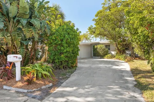 Private wooded 3BR/3BA house w/heated pool on canal just steps from beach - 프라이빗 풀