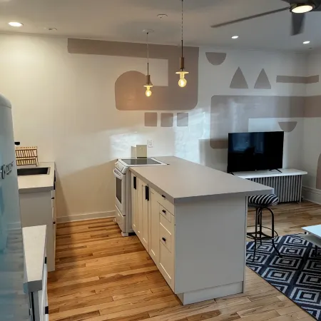 Sun-Filled 1 Bedroom Overlooking Water Street - No Cleaning Fee โรงแรมในเดคอราห์