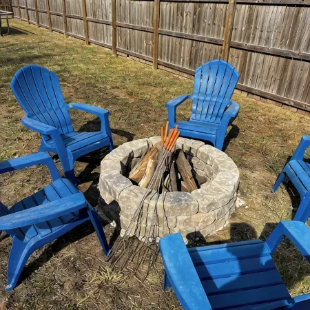 Charming Home with Firepit, Large Fenced Yard, Pet Friendly.