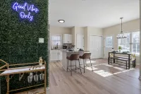 3BD Retreat + Hot Tub & BBQ + Near NCSU & Downtown - バルコニー