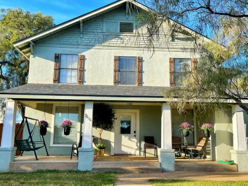 The Phatt daddy (house near Texas tech Stadium) - Bungalows