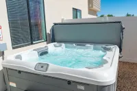 New townhome. Private hot tub! 30 minutes to Zions. EV Charger plug