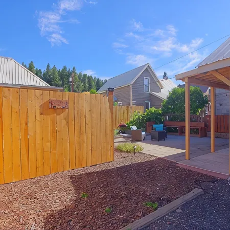 Cascade Getaway - Heart of Cle Elum - Full Kitchen, Private Patio & Pet Friendly