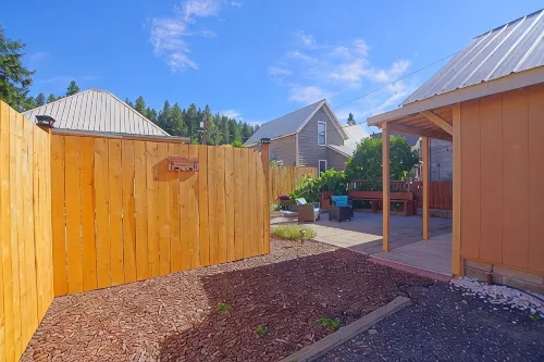 Cascade Getaway - Heart of Cle Elum - Full Kitchen, Private Patio & Pet Friendly