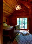 Rare private cabin retreat surrounded by 1700 acres of woods, yet close to town. - Balkoner