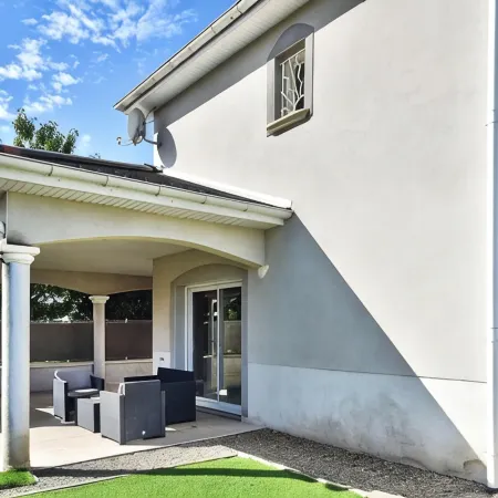 Beautiful House—St. Exupéry—EUREXPO—-Bedroom—Pets Allowed Отели в г. Жон