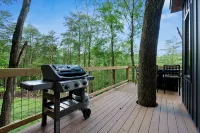 Experience Elevated Living: Upscale Treehouse Cabin in Hocking Hills on 20 acres - シャレー