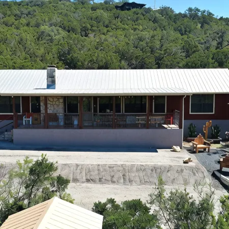Rustic lodge retreat minutes from the Frio!