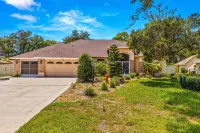 Cozy retreat in Spring Hill, 3 beds, 3 baths w/heated Pool  and Hot Tub