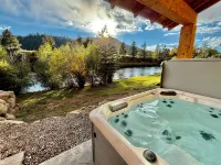 Lucky Duck on Rio Grande River with Hottub & 5 Bathrooms