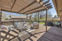Golden Era Retreat-3 Miles to Expo-Fully-Fenced-Pet Friendly