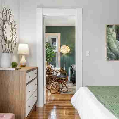 Garden Getaway 2BR Minutes to Salem, Beach, and train to Boston! Rooms