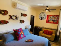 Private Villa, Authentic Cook Included, heated pool, just steps to the beach - balcón