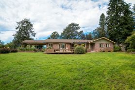 Newly Renovated! Peaceful Country Farmhouse with Hot Tub and Pool