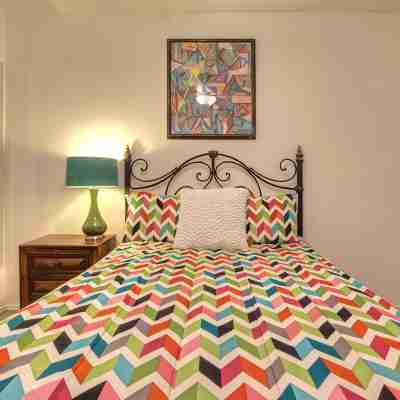Updated Single Story Comal River Condo with Pool-Walk to Downtown NB Rooms