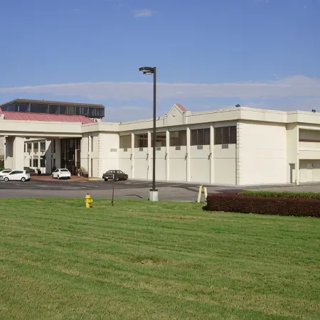 Trade Winds Central Inn