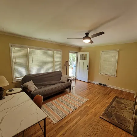 Relaxed, pet-friendly home walkable to Clemson campus, stadiums or downtown. Отели в г. Клемсон