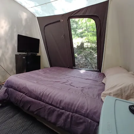 Campers Paradise, cozy tents, hot tub, free EV charger. Pet friendly