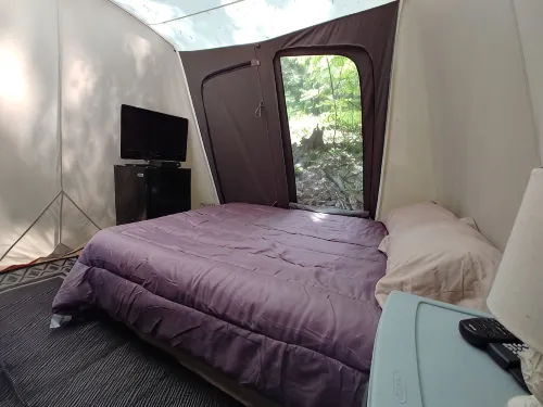Campers Paradise, cozy tents, hot tub, free EV charger. Pet friendly