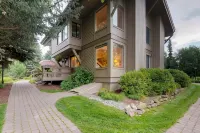 Retro 3BD Sun Valley Condo + Free Resort Amenities! - Mountain view