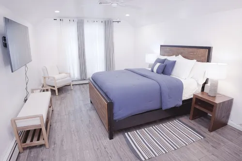 Spotless & Cozy Renovated Loft. Comfort & Convenience in Lake View, NY.
