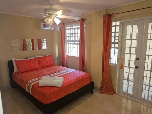 Peaceful 2-bedroom downstairs apartment walking distance to the airport. - 2 stelle