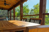 Peaceful HIlltop Cabin w/ Amazing Views & Hot Tub - Chalet