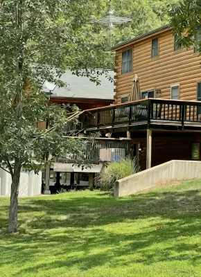 Real Log Cabin with Seasonal Pool and Hot Tub with Meramec River Access - Hytter