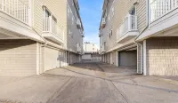 Unit 2 South - New Flooring Stairs & Hallways 2026 4Bed/3.5 Bath/3 Car Garage - Boutique