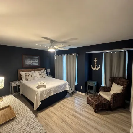 Cheerful townhome near Isle of Palms, Sullivans Island, Charleston & Shem Creek.