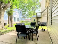 Cozy & Comfortable - Stylishly Decorated & Close to Everything!