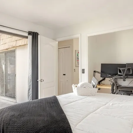 Wall Street Retreat - Modern , Luxury, Near Beach!