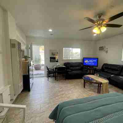 Comfortable  nice big studio. With full kitchen Rooms
