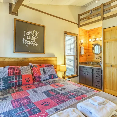 Charming Beech Mountain Chalet – 2BR + Loft - 5 Mins to Ski Slopes & Restaurants