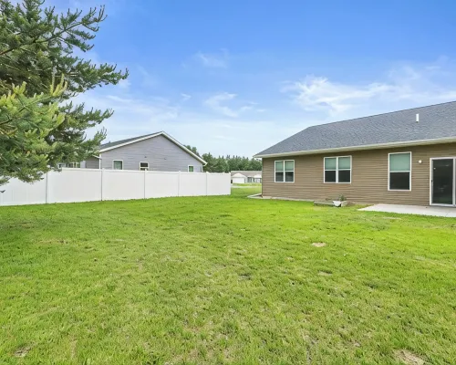 Charming 3-bedroom townhome with a backyard, WiFi and AC in delightful Plover WI Hotels in Plover