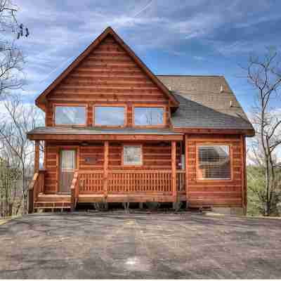 Close to the Main Parkway!! - Sleeps 10 in fabulous Pigeon Forge Hotel Exterior