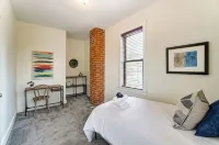 Oakley Square 3BR - Walkable-Sleeps 5 - Fire Pit - balcón