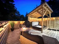 Luxury Retreat/Hot Tub/Private/Walk to Distillery & Ocean - 4-Star