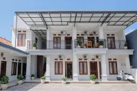 Yutaka Inn El Reyshi Banyuwangi - parcheggio