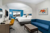 Holiday Inn Express & Suites PRATT by IHG - parking