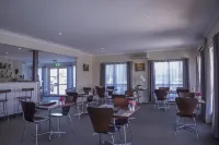 Country Roads Motor Inn - parking